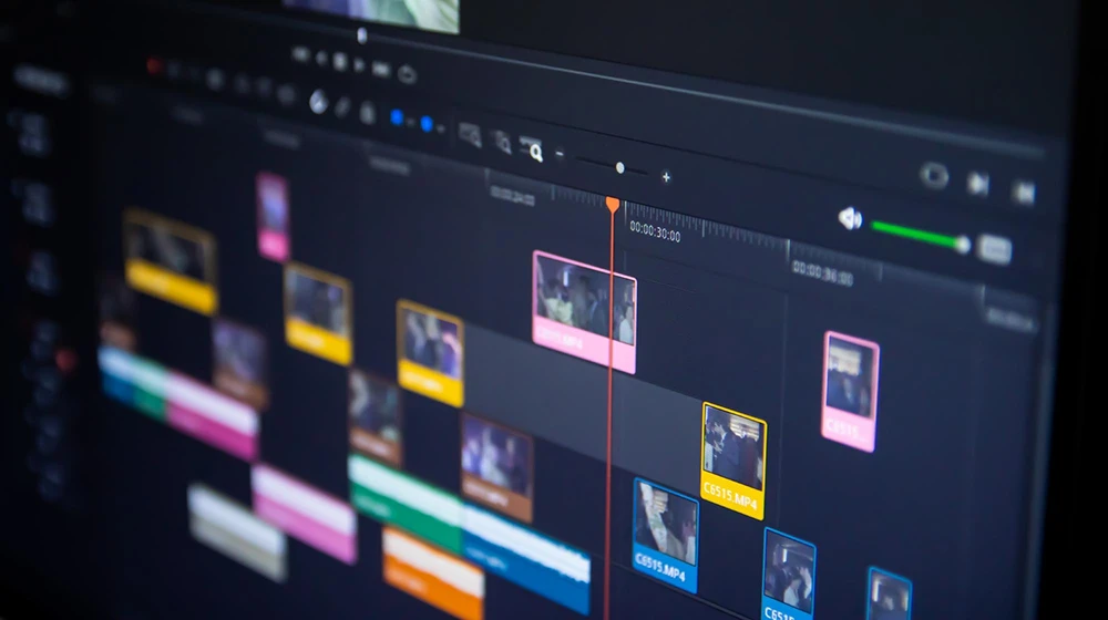 Profesyonel video prodüksiyonu süreci ve stüdyo ekibi çalışması